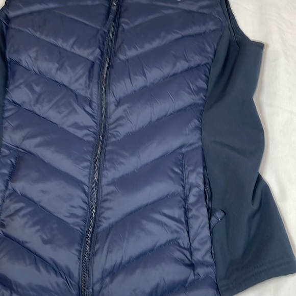 Hollister Women’s Navy Blue Puffer Vest Size Medium - Picture 3 of 7